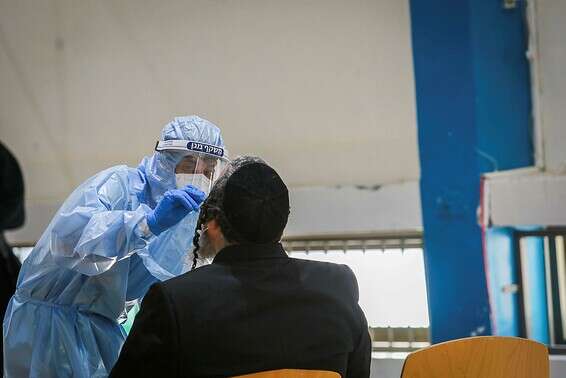 חרדי עובר בדיקת קורונה בירושלים, לפני כשבועיים // צילום: אורן בן חקון