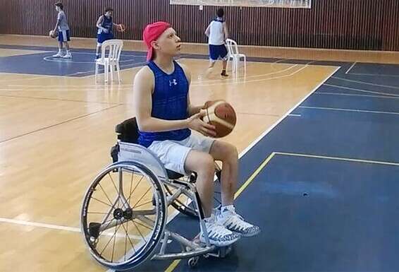 מתאמן בשיקום, בכיסא גלגלים. "הייתי חייב לעשות סוויץ' מהיר בראש ולהילחם במחלה" 