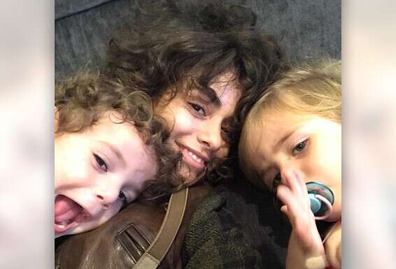 עם שני בניה, איזי (מימין) ופסח. "חיפשתי באתרי אינטרנט של שמות ישנים" // צילום: מהאלבום המשפחתי