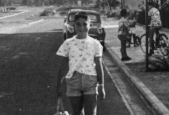 בגיל 10, בתל אביב, בדרך לאימון הראשון בחייו. "המאמן אמר לאבא: 'הבן שלך יודע הכל'" // צילום: מהאלבום המשפחתי