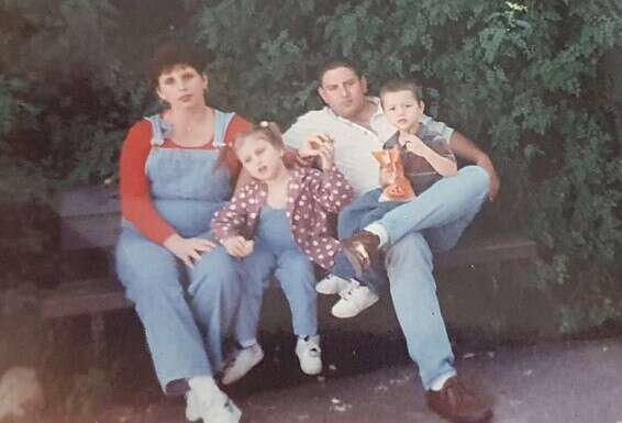 אחרי העלייה לארץ בשנות ה־90 בישראל, עם האישה, מאיה ז"ל, בתו הנכה סופי ובנו דוד (את תמונת בנו קובי ז"ל ביקש שלא לפרסם: "זה כואב לי מדי") // צילום: מהאלבום המשפחתי