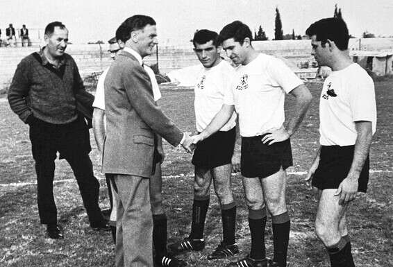 בשנות ה־60, ככדורגלן במדי הפועל כפר סבא. "קיבלתי בירושה נעליים משחקנים בוגרים"