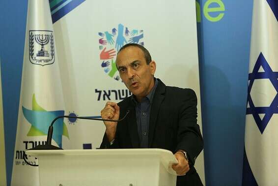 "בכל חשד הכי קטן לכו להיבדק". פרופ' רוני גמזו, הערב // צילום: קוקו