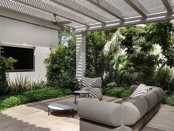 אדריכלות ועיצוב: שרון וייזר. מסך חוץ: טופ אודיו. תכנון וביצוע חוץ: שי דוד // צילום: עודד סמדר