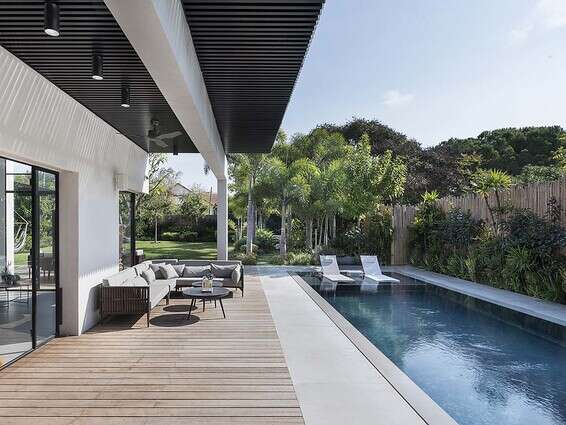 אדריכלות: נוימן חיינר אדריכלות. בריכה: חברת פלגים // צילום: עמית גושר