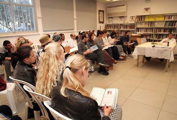 פסיקה שנוגעת למאות בודדות. "תרגול" של ליל סדר למתגיירים בעמותת "עמי"  //  צילום: גדעון מרקוביץ'
