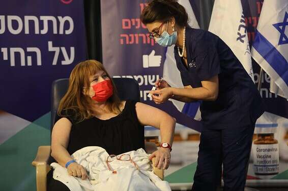 פרופ' גליה רהב מתחסנת בבית החולים תל השומר // צילום: גדעון מרקוביץ'