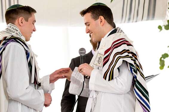 נדיב שורר, מימין, נישא לאריאל מאירי בשנת 2020. הרב האורתודוקסי אברם מלוטק ערך את הטקס // צילום: דויד פרלמן פוטוגרפי