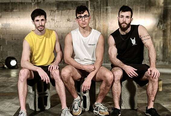 "חברים טובים ומתאמנים הרבה ביחד". עם משתתפי הנינג'ה גיל מרנץ (מימין) ואלכס חזנוב // צילום: עידו איז'ק