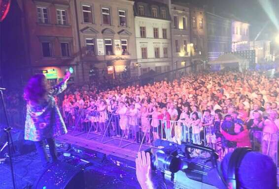 בהופעה בפולין, לפני הקורונה. "אצלנו הכל חסום" // צילום: מתוך אינסטגרם