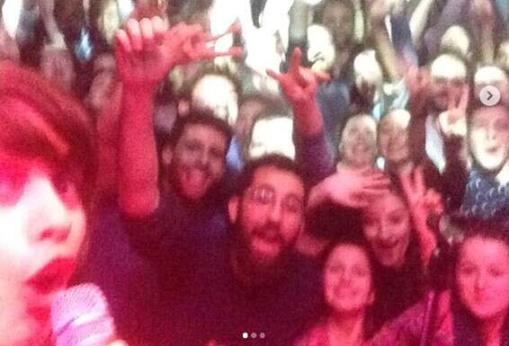 עם מעריציה באיסטנבול // צילום: מתוך אינסטגרם