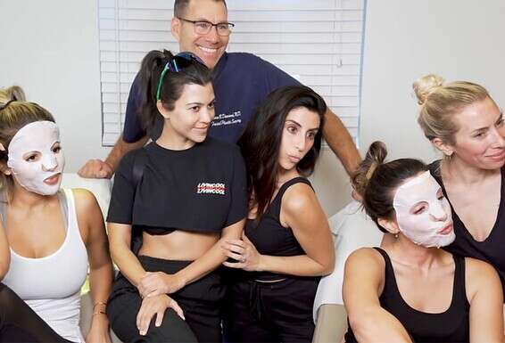 ד"ר ג'ייסון דיימונד עם האחיות קרדשיאן וחברות. "לפציינטים שלי היום לא אכפת איך ההליך יתבצע - שאגיע אליהם הביתה, שניפגש בחוץ - העיקר שיקבלו את הטיפול" // צילום: מתוך אינסטגרם