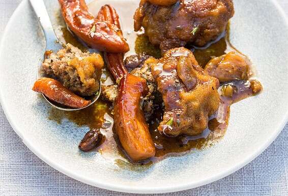 אושר של ניחוחות, טעמים וצבעים. קציצות עגל עם חבושים וגזרים // צילום: איתיאל ציון