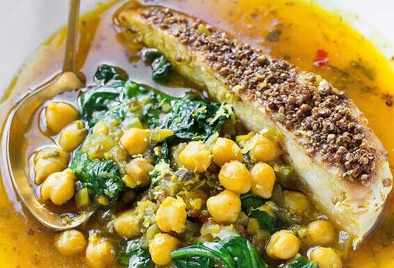 חיבור נפלא של טעמי אדמה וירק. מרק חומוס ותרד עם חזה עוף // צילום וסטיילינג: איתיאל ציון