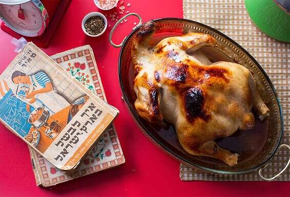 קלאסי לראש השנה - וגם לפסח. עוף בדבש // צילום: איתיאל ציון, סטיילינג: ינעם צימבליסטה