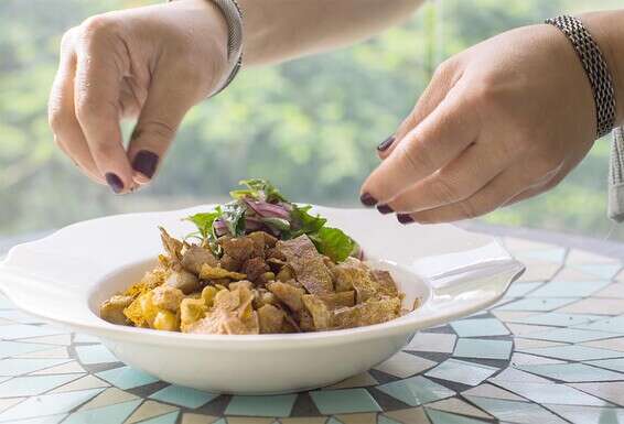 משיב לחיים את הלחם, ואת הנפש. פאתה חציל עם שקדי טלה // צילום: איתיאל ציון