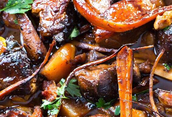 מעדן לימים גשומים. תבשיל טלה עם ראס אל־חנות, קולרבי ושורש פטרוזיליה // צילום: איתיאל ציון