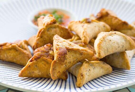 אי אפשר להפסיק לאכול. כיסונים מבצק פלפל שחור במילוי חציל וגבינה // צילום: איתיאל ציון