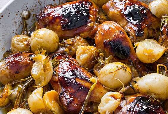 הבית מתמלא בריח של בושם. עוף עם לפתות קטנות, זעפרן ודבש // צילום: איתיאל ציון