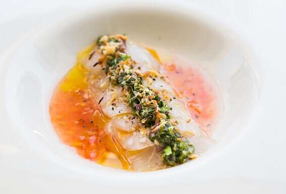 שילוב מנצח של חצילים, עלי גפן, דג וטחינה. סשימי באבא גנוש עם צ'ימיצ'ורי עלי גפן