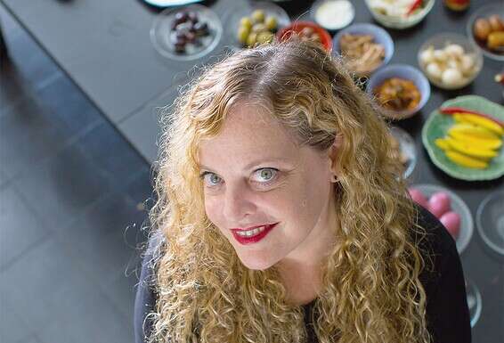 "אני אוהבת את הקסם ואת הכוח להפוך דבר אחד לדבר אחר לגמרי". נועה ברמן הרצברג // צילום: איתיאל ציון