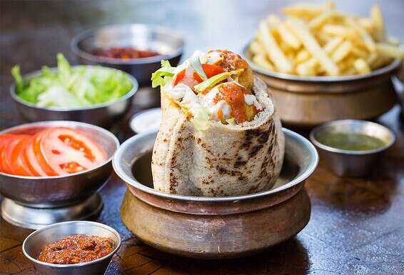 לביבות תפוחי האדמה שמככבות במטבח ההודי. אלו טיקה בפיתה של "טיקה פיקה"