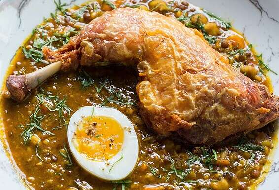 צלחת חורפית שהיא הכי בית. מרק חרירה עם עוף קונפי // צילום וסטיילינג: איתיאל ציון