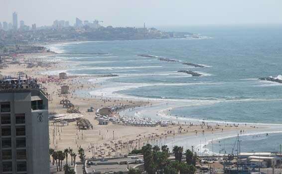 מבט מהים על קילומטר הזהב // צילום: מיכאל יעקובסון, ויקיפדיה