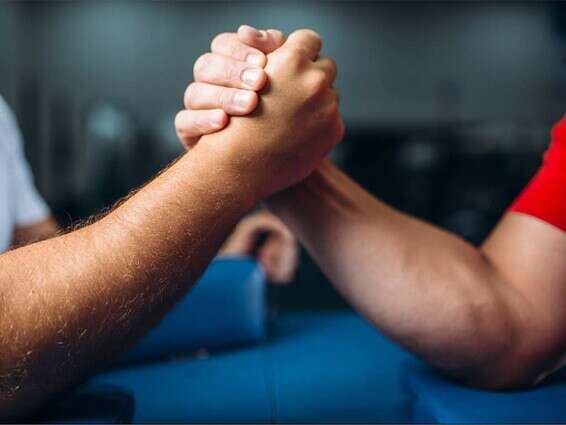 מאבק בין שני וקטורים מנוגדים // צילום: envato elements