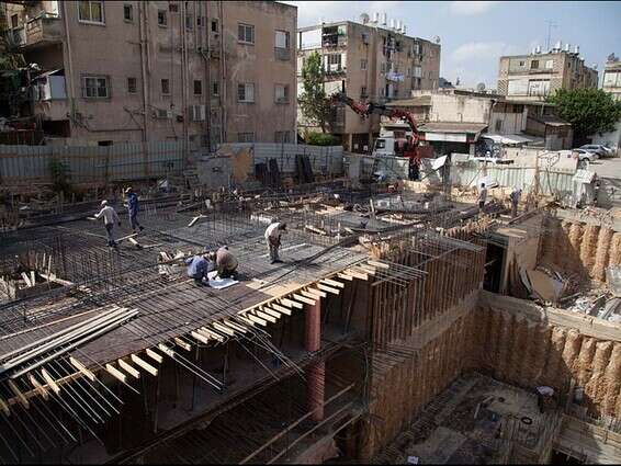 אתר בנייה בדרום תל אביב. להגדיל את כמות הקרקעות והידיים העובדות // צילום: Ewave Nadlan