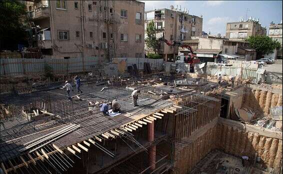 אתר בנייה בדרום תל אביב. חייבים לפתוח חסמים ולבנות יותר // צילום: Ewave Nadlan