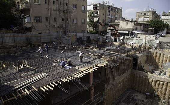 אתר בנייה בדרום תל אביב. חייבים לזרז את הבנייה ולהגדיל את ההיצע // צילום: מנש כהן