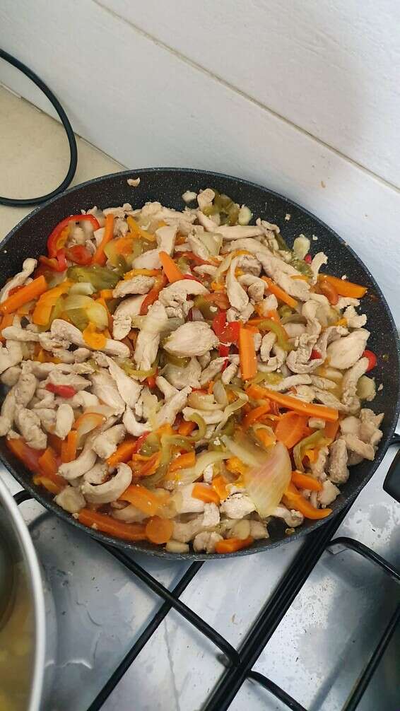 עוף מוקפץ עם ירקות. מיליארד סינים לא טועים // צילום: אלבום פרטי