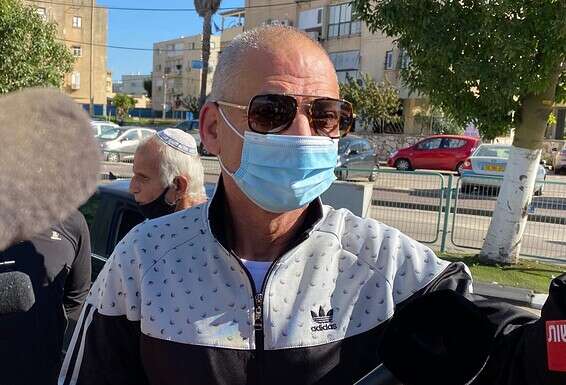 אחיו של האיש שהצעת את עצמו, בסמוך לזירת האירוע, היום // צילום: קוקו