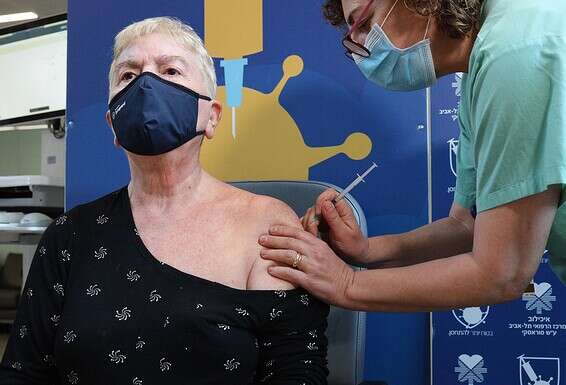 מתחסנת נגד קורונה. "לא אכפת לי ללמוד את זה תוך כדי תנועה, עם כולם" // צילום: קוקו