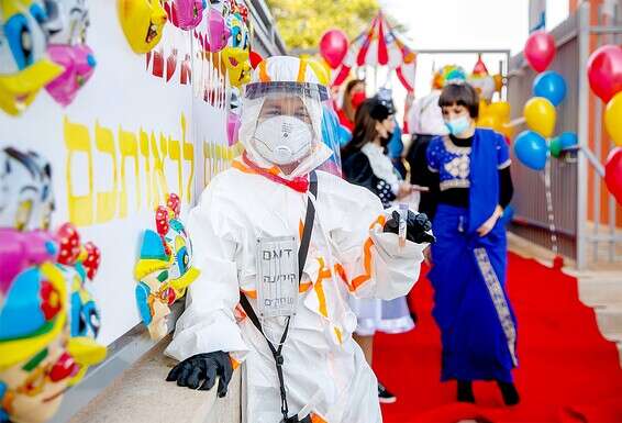 תחפושת בהשראת הקורונה // צילום: לירון מולדובן