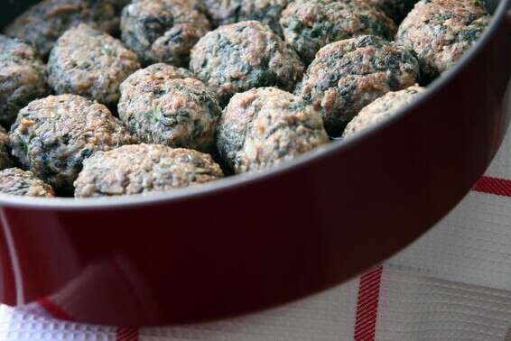 קציצות בקר ותרד // צילום: לירון אלמוג