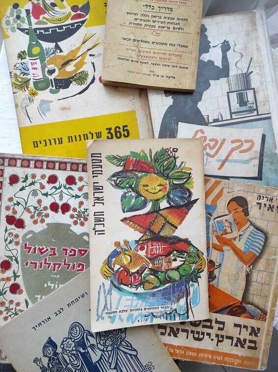 מעבירים מדור לדור את התורה שבפה. חוברות וספרי הבישול של פעם // צילום: איתיאל ציון, סטיילינג: ינעם צימבליסטה