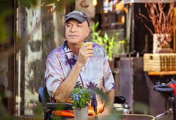 בבית הקפה השכונתי ביפו, שאקרמן מחשיב כביתו השני // צילום: מקס קובלסקי