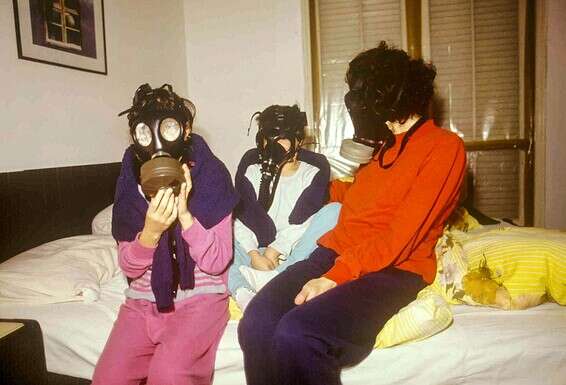 "בחדר אטום עם מסיכות, בפחד גדול"באדיבות ארכיון צה"ל במשרד הביטחון, צלם: מיכאל צרפתי