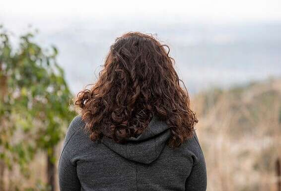 עדן. "ראיתי את אבא מרים ידיים על אמא ורציתי לגונן עליה" // צילום: מישל דוט קום