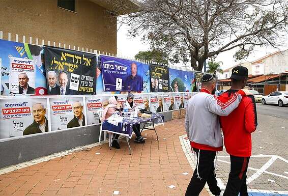 שלטי בחירות בשדרות, מארס 2020 // צילום: לירון מולדובן