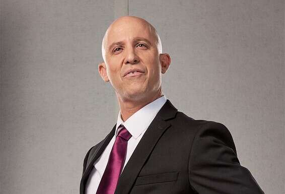 "מאבק מתמיד עם ילדותיות־נערוּת מסוימת שלו". זרחוביץ' בדמותו של נפתלי בנט // צילום: משה נחומוביץ