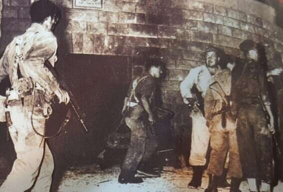 בן עוזיאל (משמאל) עם צנחני גדוד 890, בתקיפת המשטרה הירדנית בא־ראווה, 1956 