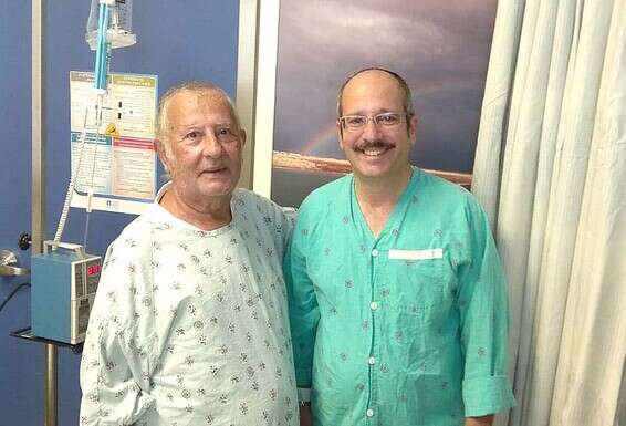 קובי שמול (מימין) עם מרדכי, שקיבל ממנו כליה