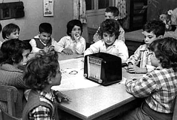 ילדי קיבוץ ראש הנקרה מאזינים לרדיו, שנות ה-60