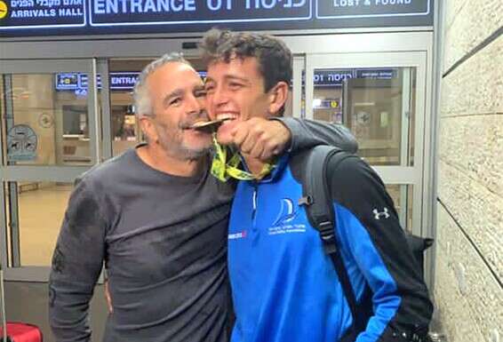 עם אביו, חננאל. "הוריי היו לצידי תמיד"