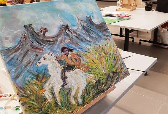 "החוגים מעניקים לדיירים חיות ומעשירים אותם בכישורים חדשים שלא תמיד היו להם". יצירות של דיירי בית בלב פתח תקווה