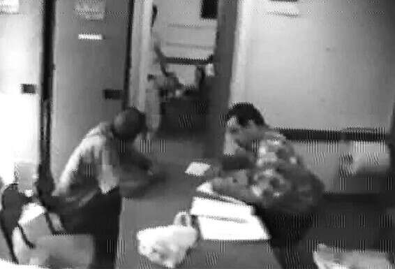 "הדבר הראשון שעמיר אמר לי היה 'אל תרביץ לי, אספר הכל'". בן הרוש (מימין) בחקירה