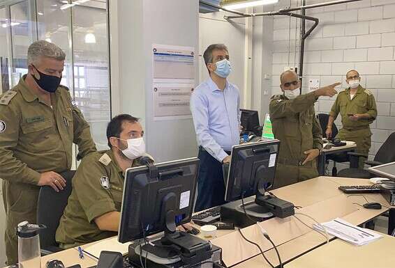 השר כהן בביקור במרכז השליטה של פיקוד העורף